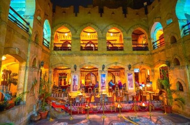 Cairo, Mısır - 20 Aralık 2017: Geleneksel bir şekilde dekore edilmiş restoran mevcut Mu'izz ziyaretçi merkezi, 20 Aralık Kahire'de tarihi yapılar/Mimariler.