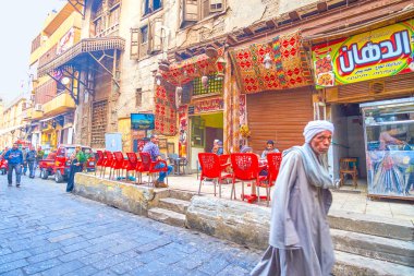 Cairo, Mısır - 20 Aralık 2017: Eski geleneksel galibaya giysiler içinde Müslüman El Gamaleya cadde boyunca, Mısır, Kahire 20 Aralık yürür.