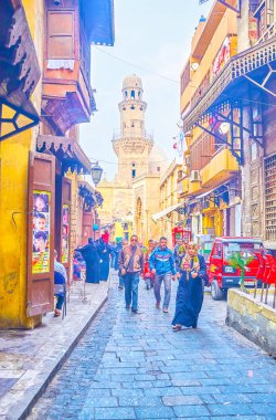 Cairo, Mısır - 20 Aralık 2017: Eski resedeintial Ortaçağ Camii ve çok sayıda sokak kafeleri ve dükkanlar, 20 Aralık Kahire ile sokak.