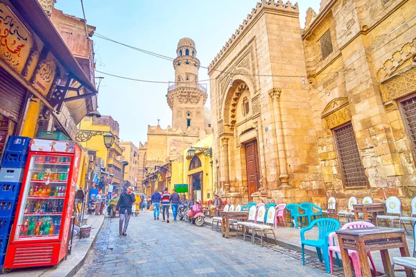 Gamaleya 通りは 日カイロのエジプト生活 多数の中世宗教複合体 無限の市場 ティーハウス 通りに沿ってストレッチの良い例 カイロ エジプト 2017 — ストック写真