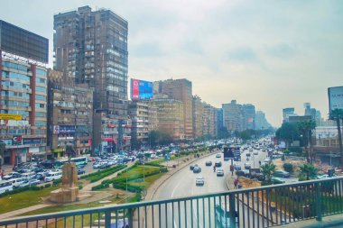 Giza, Mısır - 19 Aralık 2017: Sfenks Meydanı ve oyunu Al Dewal Al Arabeya Bulvarı ile 26 Aralık 19 Giza Temmuz noktasına gelen yoğun binalarıyla görünümü.