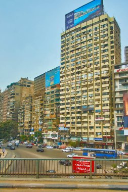 Giza, Mısır - 19 Aralık 2017: Sfenks Meydanı astar yoğun binalarıyla birden çok reklam panoları ile Aralık 19 Giza tepesinde.