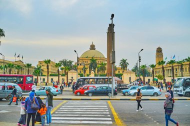 Giza, Mısır - 19 Aralık 2017: Sanat, Kahire Üniversitesi, Aralık 19 Giza Fakültesi binası önünde meşgul otobüs istasyonu.