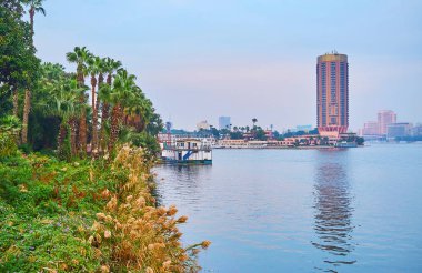 Nehir kenarında ısmarlayarak Al Doqi mahalle yemyeşil palm bahçeli ve Gezira Adası ucu lüks otel ve Kumarhane, Giza, Mısır ile keyfini çıkarın.