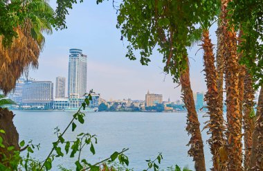 Nil Nehri ve lüks modern semtlerden Rhoda adasının Giza, Mısır nehir kıyısındaki bahçede gür yeşilliklerle izle.