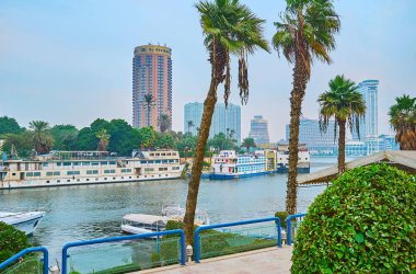 Giza, Mısır - 19 Aralık 2017: Yeşil bankanın Gezira adanın turistik gemi ve de Giza, bankadan Aralık 19 Giza görülen kayan Restoranlar tarafından işgal.