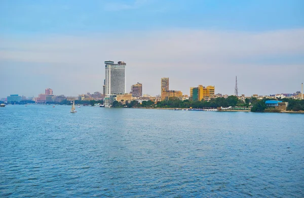 Mistige Gebouwen Van Rhoda Eiland Achter Brede Rivier Nle Cairo — Stockfoto