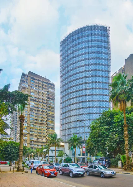 Giza, Mısır - 19 Aralık 2017: Modern bina lüks Royal Embassy, Suudi Al Yaman Nil nehir kıyısında için bitişik cadde üzerinde Aralık 19 Giza yer Arabistan,.