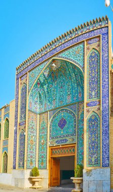 Portal Imam Zadeh Jafar tapınak masmavi ve koyu mavi Gama iyi çiçek motifleri ve kuran hat, Yezd, İran'ın başyapıtı tilework ile kaplıdır.
