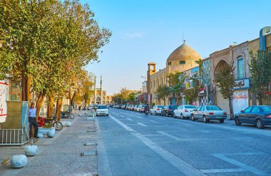 Yazd, Iran - 18 Ekim 2017: Kıyam sokak eski şehirde alışveriş caddelerinden biri, burada mağazaları ve tezgahları Khan'ın Bazaarı tarihi şehir tarihi yerler ile 18 Ekim Yazd içinde komşu.
