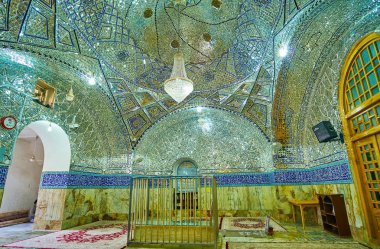 Yazd, Iran - 18 Ekim 2017: Çok sayıda dua koridorda Imam Zadeh Jafar Tapınak, zengin süslemeler, 18 Ekim Yazd içinde ayna için ünlü biri.