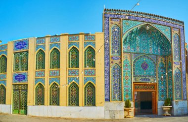 Mavi gama, Yezd, İran'ın karmaşık tilework ile Imam Zadeh Jafar tapınak zengince dekore edilmiş giriş portalı.