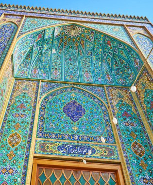 Portal (Iwan) süslü döşeme desenleri çiçek motifleri ve islam hat, Yezd, Iran Imam Zadeh Jafar Tapınağı zevk.