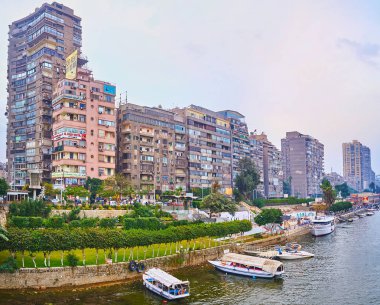Giza, Mısır - 19 Aralık 2017: Eski püskü sınırının üzerinde Aralık 19 Giza Nil Nehri'nin kıyısında uzanan Al Doqi mahallenin binalarıyla yaşayan..