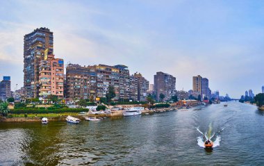 Giza, Mısır - 19 Aralık 2017: Kentsel şehir banka El-Galaa Köprüsü üzerinde Aralık 19 Giza Nil Nehri Panoraması.