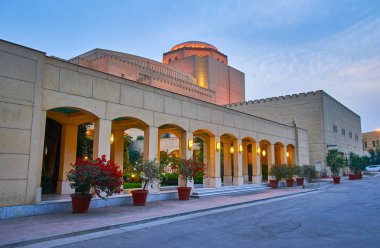 Büyük modern Binası, Kahire Opera Binasina sütun Galerisi, Arapça ışıklar ve tencere, Ulusal Kültür Merkezi, Gezira Adası, Mısır'daki çiçek açan bitkiler ile süslüdür.