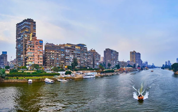 埃及吉萨 2017年12月19日 12月19日在吉萨从 Galaa 大桥上的城市银行全景 — 图库照片