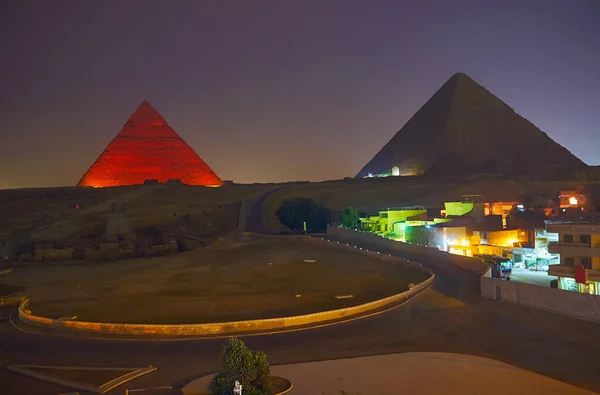 Las Grandes Pirámides Brillantemente Iluminadas Necrópolis Giza Noche Nublada Oscura —  Fotos de Stock