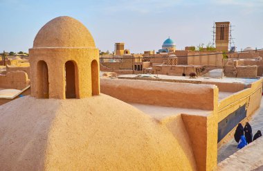 Yazd Ortaçağ cityscape Fahadan ilçe ve adobe kubbe baca üzerinde ön, Iran ile korunmuş kerpiç çeyrekli.