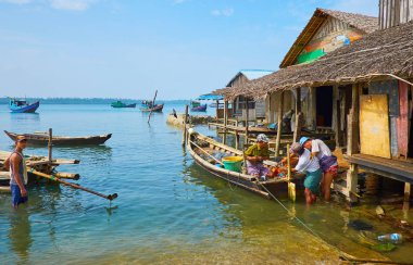 Chaung Tha, Myanmar - 1 Mart 2018: Köylüler reapirs motoru eski balıkçı teknesi Harbor Kangy Nehri üzerinde Mart 1 Chaung Tha içinde bir gurup.