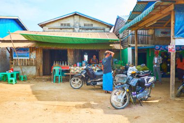 Chaung Tha, Myanmar - 1 Mart 2018: Balıkçılık liman köy pazarında popüler yerli, küçük açık hava kafeleri ziyaret ve gıda küçük dükkan, 1 Mart Chaung Tha içinde satın alma arasında yer.