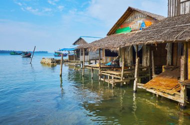 Kangy Nehri, Chaung Tha, Myanmar üzerinde küçük bir balıkçı limanı, stilts ahşap kulübe hattı.