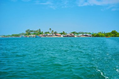 Chaung Tha balıkçı köyü yemyeşil mangrov orman, Kangy Nehri, Myanmar arasında renkli kulübeleri.