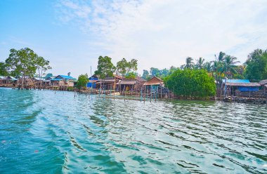 Exnjoy mangroves, Chaung bu bölge, Myanmar içinde Stilts balıkçı köyleri ziyaret de dahil olmak üzere Kangy Nehri Yolculuk.