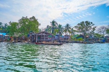 Eski ahşap Uzunbacak ile küçük bir balıkçı köyü evleri, balık kurutma ve Kangy Nehri, Chaung bu bölge, Myanmar çiftliklerde yüzen Kano, demirli.