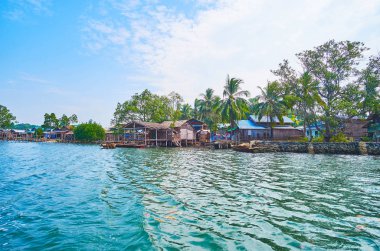 Tepedeki ile tipik Birmanya balıkçı köyü evleri, tekneler ve Kangy Nehri, Chaung bu bölge, Myanmar üzerinde kayan çiftlikleri demirleyen.