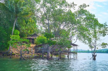 Hill ve iskelet balıkçılık nipa Hut Kangy Nehri, Chaung bu bölge, Myanmar üzerinde eski ev.
