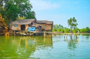 Eski püskü Uzunbacak kulübe nipa avuç içi ve Kangy Nehri, Chuang Tha bölge, Myanmar tahtaya.