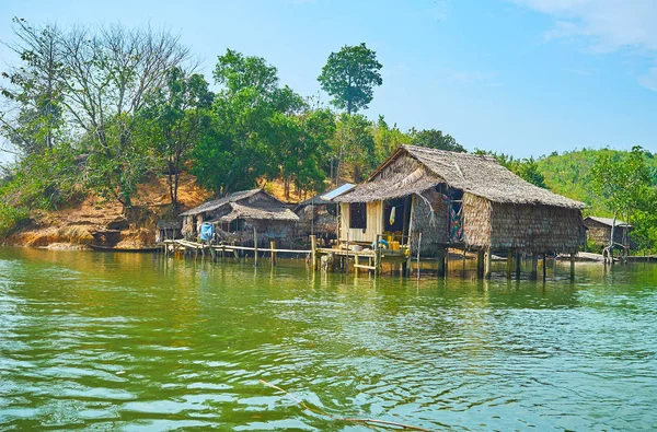 Enjoy Scenic Stilt Village Kangy River Old Nipa Huts Wooden — Stock Photo, Image