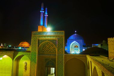 Parlak aydınlatma kiremitli portal, minareler ve kubbe Jameh Camii, Yezd, Iran süsle.