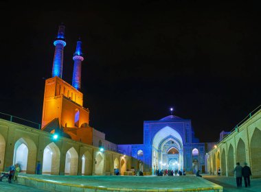 Yazd, Iran - 18 Ekim 2017: Jameh (Cuma) Msque parlak mavi portal ve minare, ışıklı akşam avlusu 18 Ekim Yazd içinde tadını çıkarın