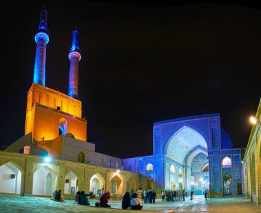Yazd, Iran - 18 Ekim 2017: Portal, kiliseye ve Jameh Msque minarelerinin üzerinde 18 Ekim Yazd içinde mavi Çinili desenleri, güzelliği vurgulayan parlak masmavi ışık ile aydınlatılmış