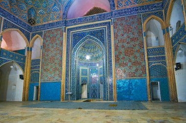 Yazd, Iran - 18 Ekim 2017: Jameh Msque çarpıcı mihrap süslü İslam desen, kuran hat ve mukarnas, 18 Ekim Yazd içinde süslüdür