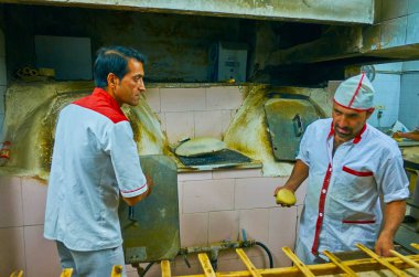 Yazd, Iran - 18 Ekim 2017: Fırıncılar gözleme Fahadan bölgesinin küçük fırın içinde üzerinde 18 Ekim Yazd içinde hazırlanması için hamur adet yapmak