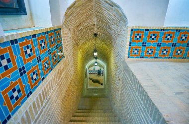 Yazd, Iran - 18 Ekim 2017: Tehraniha evin (Fahadan Müzesi) Metro katında için uzun dar merdivenler üzerinde 18 Ekim Yazd eskisi (kanat) - korunmuş tarihi şehir su kuyuları, biri giden yol mu