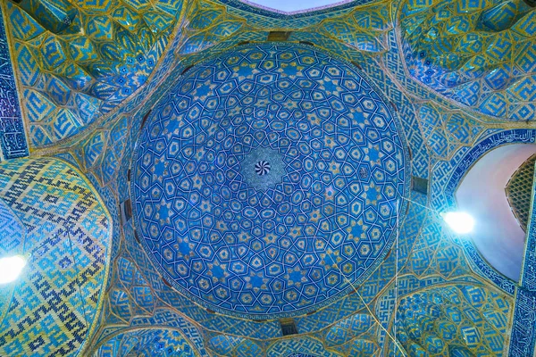Yazd, Iran - 18 Ekim 2017: Muhteşem yıldız kubbe Jameh Msque parlak mavi döşeme desenleri ve yarı kubbe duvarda, 18 Ekim Yazd peteğin