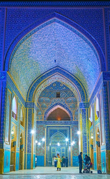 伊朗雅兹德 2017年10月18日 10月18日 在雅兹德 Jameh Msque 的风景如画的门户 Iwan 以明亮的蓝灯 强调其瓷砖装饰 — 图库照片
