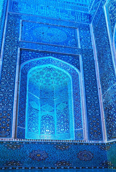 Jameh 모스크 Azari 스타일으로 파란색 조명된 포탈의 장식품 — 스톡 사진