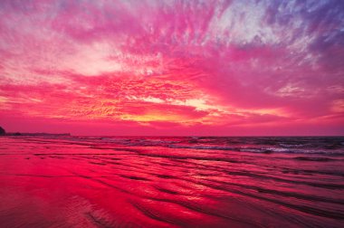 Sihirli günbatımı Chaung Tha sahilde zevk, yumuşak dalgalar peri gökyüzü, Myanmar yansıtacak.