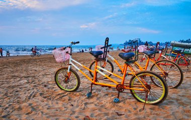 Chaung Tha, Myanmar - 1 Mart 2018: iki kişilik bisiklet resort tatilciler arasında popülerdir, çiftler, aileler ve arkadaşlar sürmek birlikte, 1 Mart Chaung Tha içinde zevk.