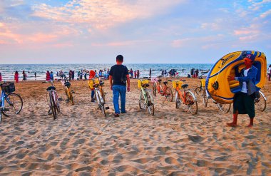 Chaung Tha, Myanmar - 1 Mart 2018: Döngüleri Kiralık Tatil Köyü, sahilde deniz kenarında sürme akşam döngüsü satırdır 1 Mart Chaung Tha yılında yerli halk ve turistler arasında popüler cazibe