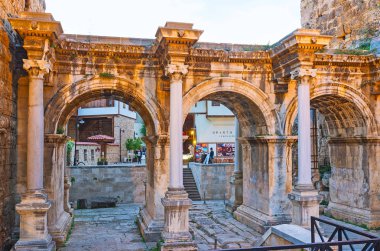 Antalya, Türkiye - 9 Mayıs 2017: Hadrian Kapısı, bir şehrin ana sembolleri ve antik simge yapılar, 9 Mayıs Antalya yumuşak günbatımı ışınları üzerinde görünümü.