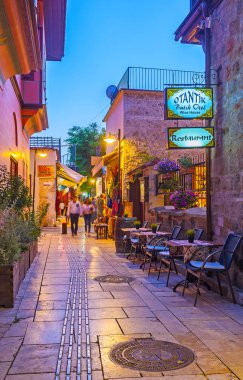 Antalya, Türkiye - 9 Mayıs 2017: Rahat dar sokak tarihi townhouses, küçük bahçeler, atmosferik müzik ve büyük miktarda küçük kafe ve barlar, 9 Mayıs Antalya Kaleiçi bölgesinde.