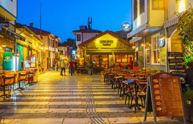 Antalya, Türkiye - 9 Mayıs 2017: Kaleiçi bölgesi Tatil köyü tarihi merkezi, burada popüler turistik Restoran, küçük aile kafe, Bar ve Pub bulun tatilciler için 9 Mayıs Antalya.