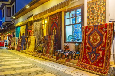 Antalya, Türkiye - 9 Mayıs 2017: Halı pazarı geleneksel kilimler ve farklı süslemeli kabile kilim örnekleri ile 9 Mayıs Antalya süslüdür.