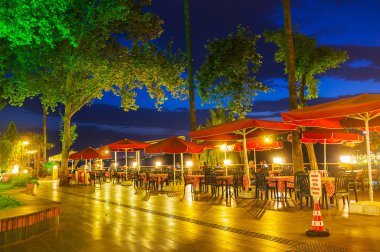 Antalya, Türkiye - 9 Mayıs 2017: Doğal açık kafe Mermerli park, özellikle akşamları, 9 Mayıs Antalya güzel panoramik teras yer almaktadır.